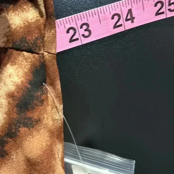 bar III Round v-cut neck, keyhole, long sleeve elastic waist back animal print - Picture 10 of 14